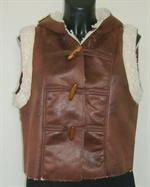 ETUI vest i brun.